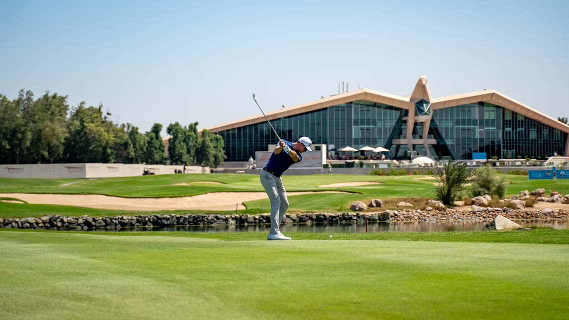 Abu Dhabi Golf Club green and clubhouse